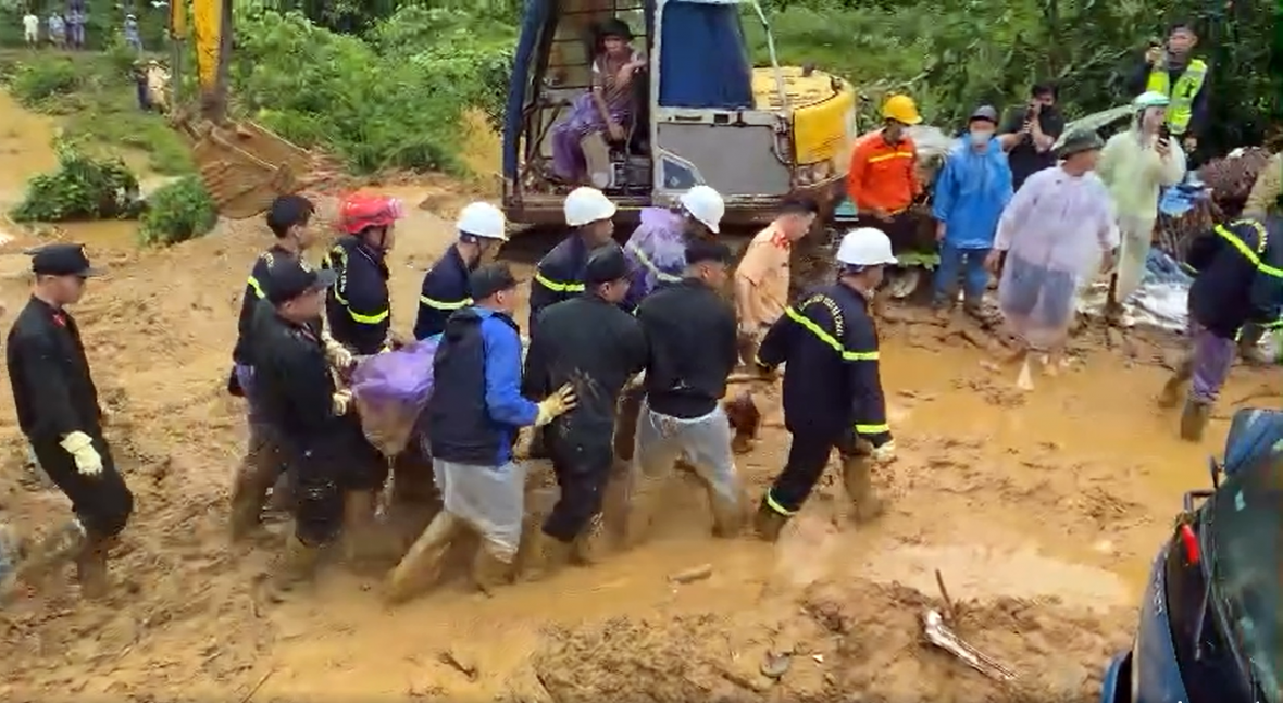 Hà Giang: Tìm thấy thi thể nam thanh niên quay video trước khi bị đất đá vùi lấp