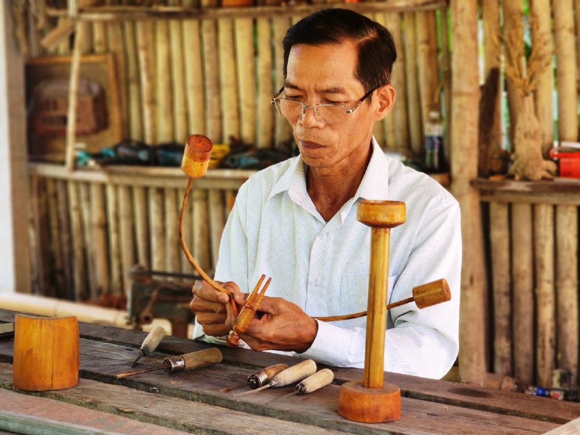 Nghệ nhân dựng chòi tre “kéo” khách Tây về làng