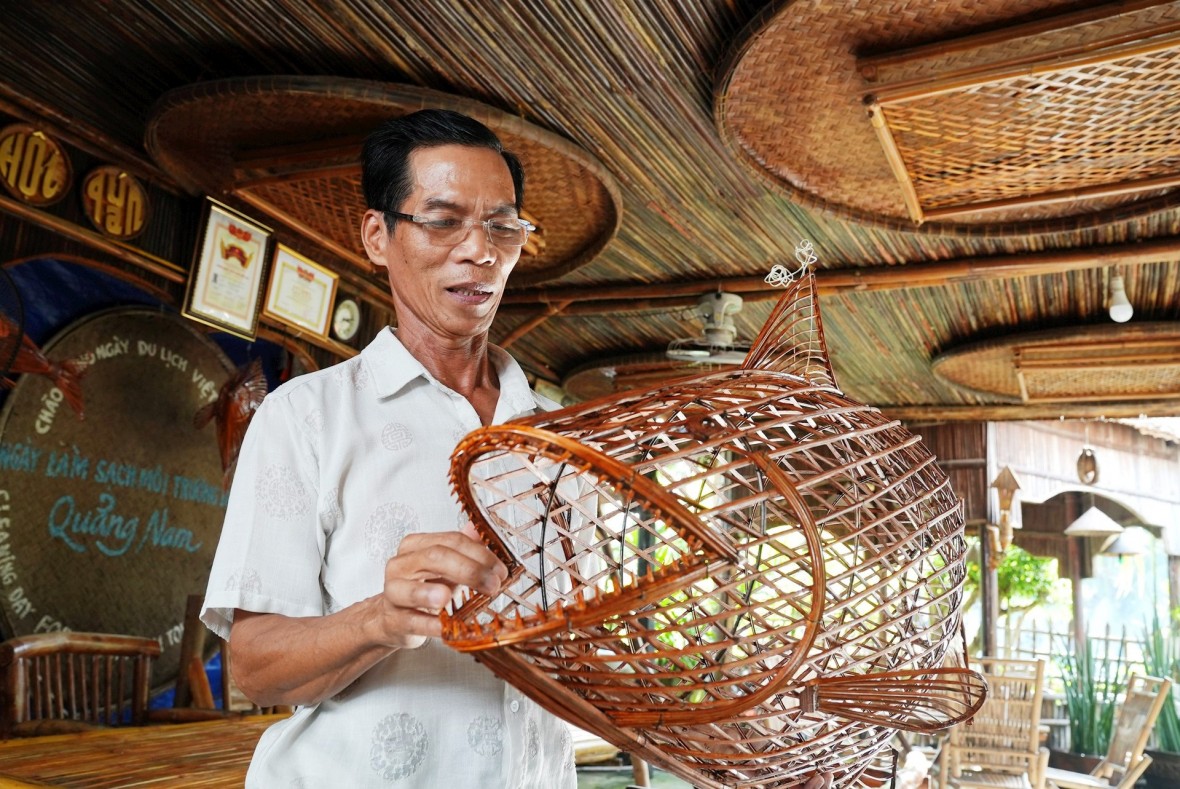 Nghệ nhân dựng chòi tre “kéo” khách Tây về làng