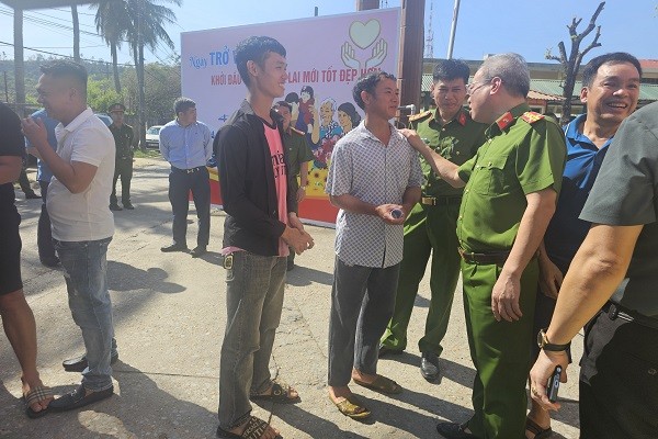 Lãnh đạo Công an tỉnh và Trại tạm giam Công an tỉnh dặn dò, động viên những người được đặc xá đợt này phấn đấu trở thành công dân có ích cho xã hội.