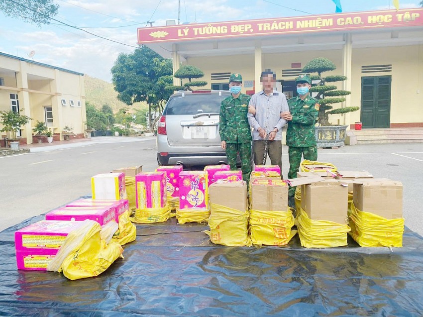 Đối tượng Chìu Chăn Qu cùng tang vật bị Bộ đội Biên phòng Quảng Ninh bắt giữ. Ảnh Báo Giao Thông.