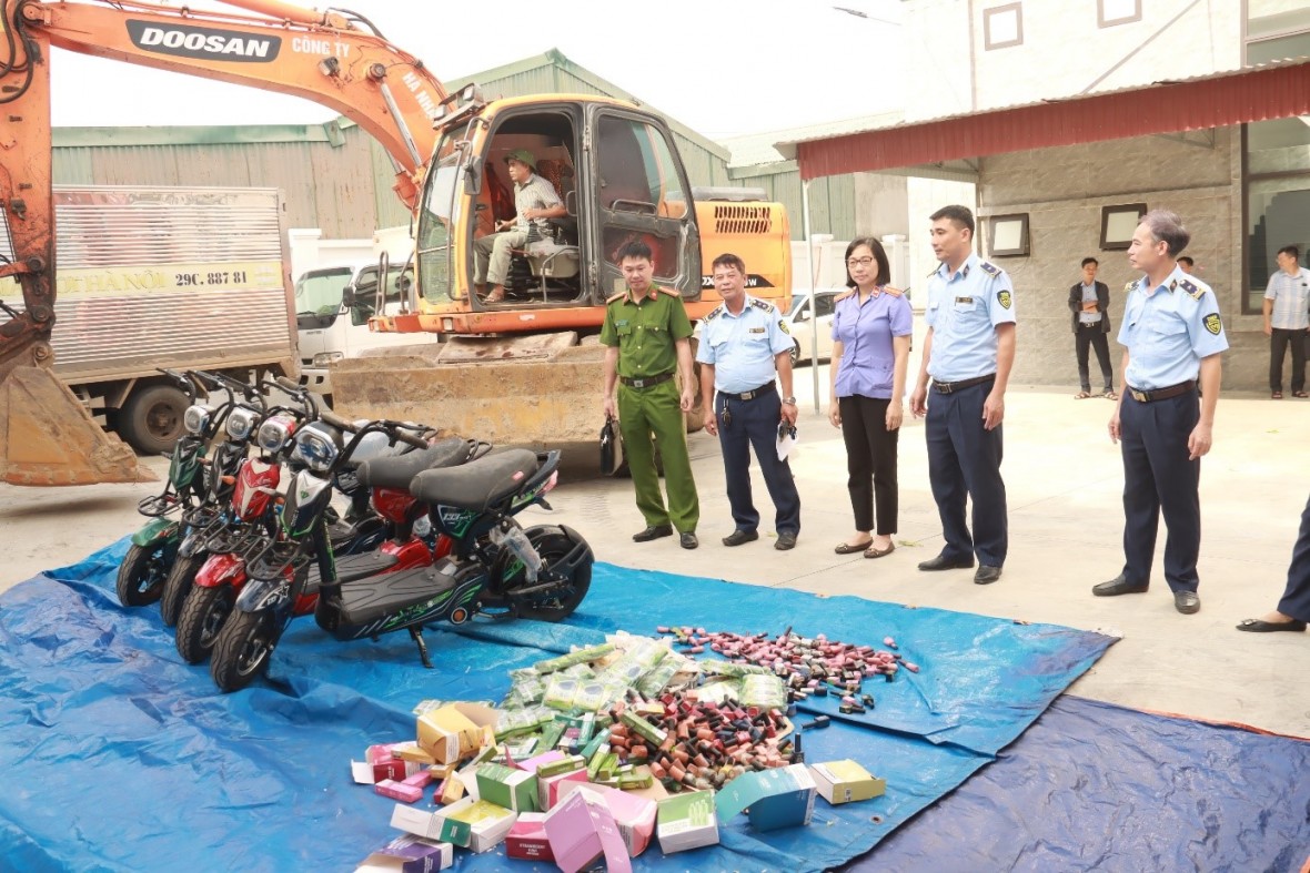 Các sản phẩm vi phạm bị mang đi tiêu hủy