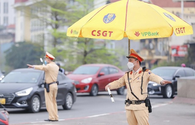 Người dân được giám sát Cảnh sát giao thông bằng hình thức nào?