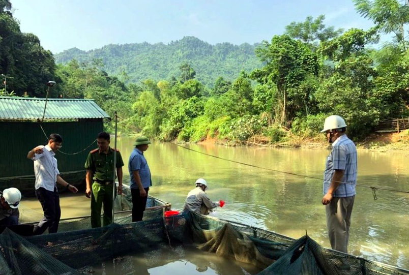 Trung tâm Quan trắc tài nguyên và môi trường tỉnh Tuyên Quang tổ chức lấy mẫu nước tại xã Bình Phú (huyện Chiêm Hóa) sau khi cá của người dân nuôi chết hàng loạt.