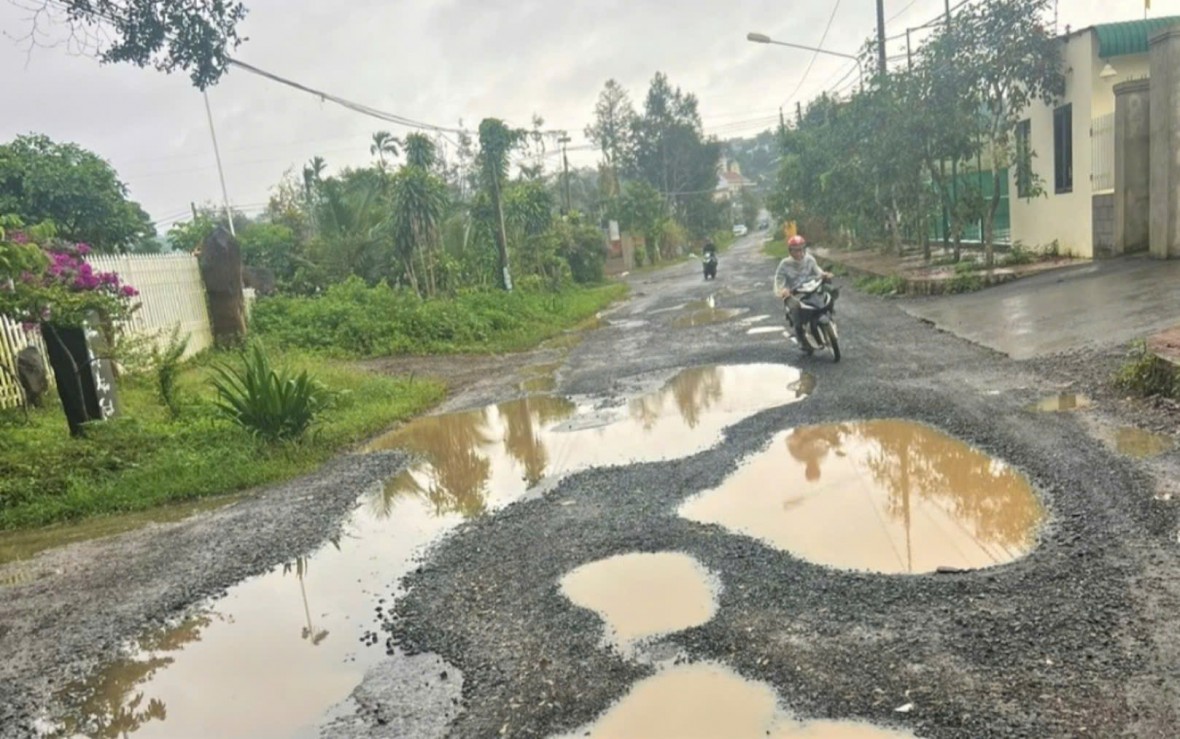 Lâm Đồng: Đường Hoài Thanh ở thành phố Bảo Lộc xuống cấp, tiềm ẩn nguy cơ tai nạn giao thông