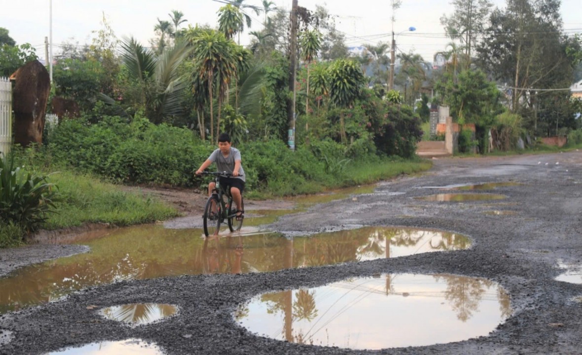 Lâm Đồng: Đường Hoài Thanh ở thành phố Bảo Lộc xuống cấp, tiềm ẩn nguy cơ tai nạn giao thông