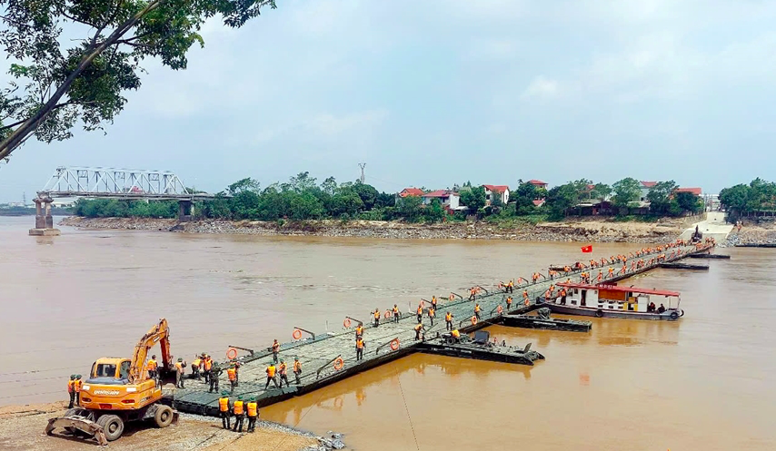 Cầu phao Phong Châu đã được nối lại. 