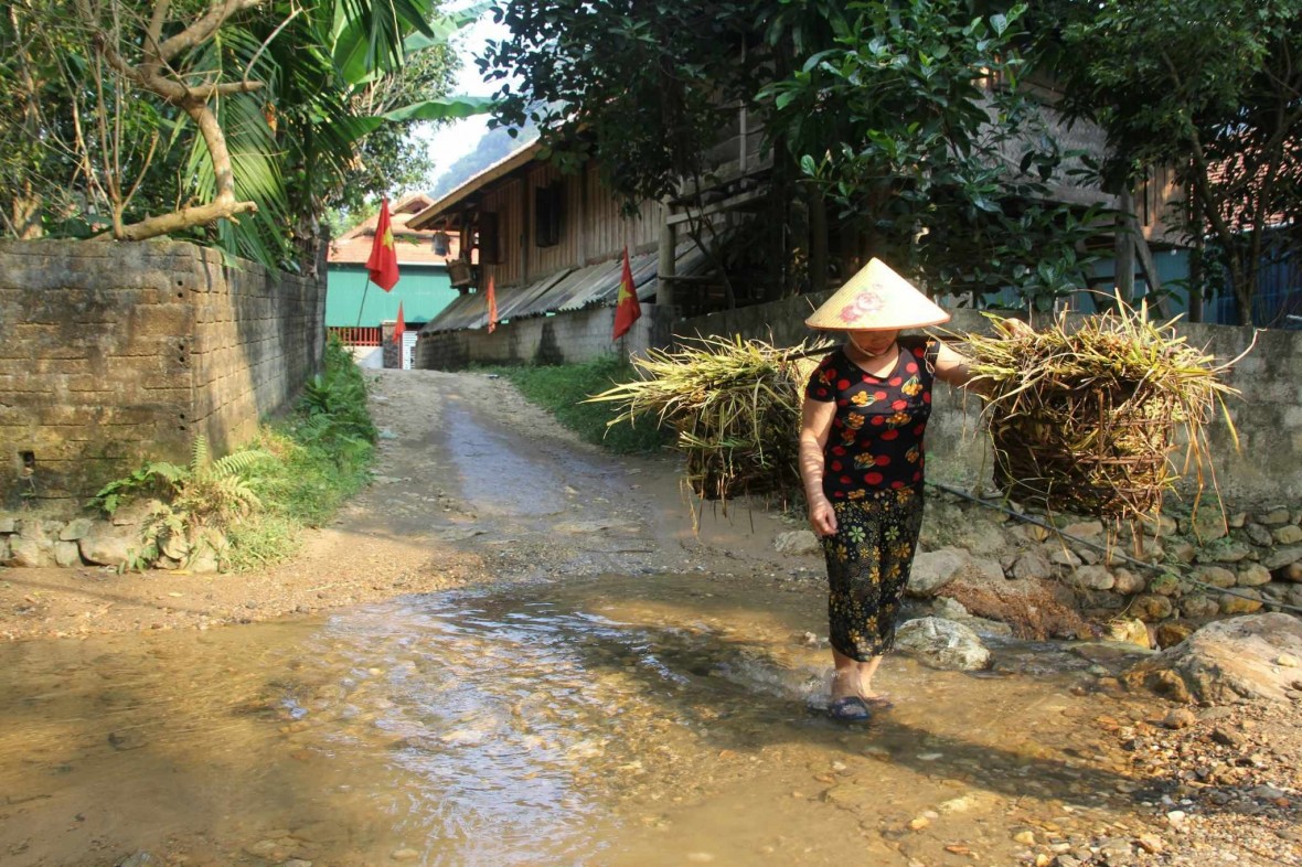 Người dân gặp nhiều khó khăn khi mưa lũ về khi di chuyển qua khe Công.