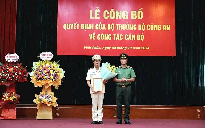 Giám đốc Công an tỉnh Vĩnh Phúc trao Quyết định và tặng hoa cho tân Phó Giám đốc Công an tỉnh Lê Văn Tuân. Ảnh: Công an tỉnh Vĩnh Phúc