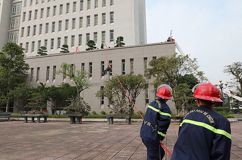 Cảnh sát cận khu vực cháy để cứu người