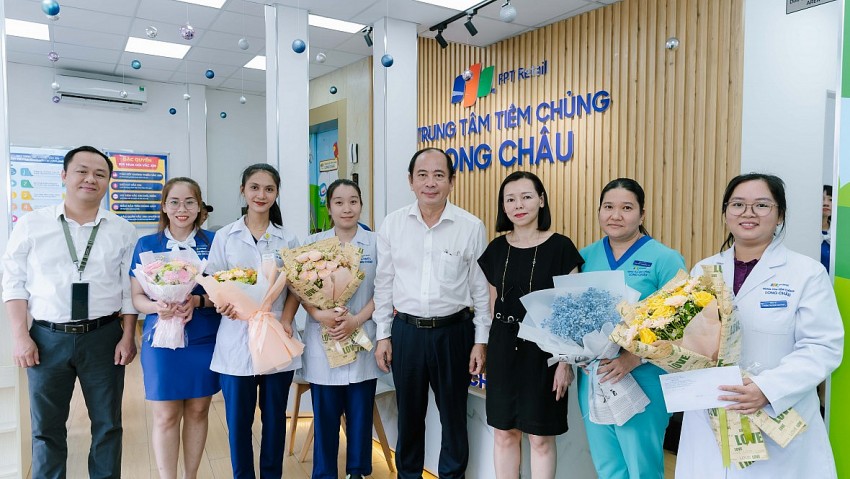 PGS TS BS Tăng Chí Thượng tặng hoa chúc mừng ê-kíp y, bác sĩ của Nhà thuốc và trung tâm tiêm chủng Long Châu tại địa chỉ số 203 đường 3/2, Phường 11, Quận 10 đã phối hợp cấp cứu sốc phản vệ thành công cho người bệnh.