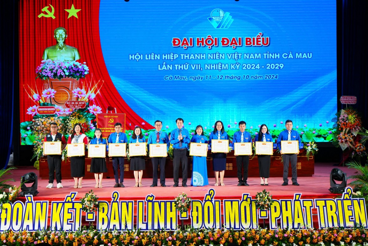 Anh Ngô Văn Cương - Bí thư Ban Chấp hành Trung ương Đoàn, trao Bằng khen của Ủy ban Trung ương Hội LHTN Việt Nam cho các tập thể, cá nhân có thành tích xuất sắc trong công tác hội và phong trào thanh niên tỉnh Cà Mau nhiệm kì 2019 - 2024.