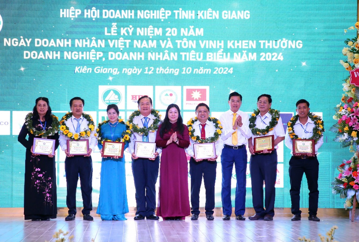 1.	Bà Lê Hồng Thắm- phó Chủ tịch HĐND tỉnh Kiên Giang và ông Nguyễn Lưu Trung- phó Chủ tịch UBND tỉnh Kiên Giang trao tặng bảng vinh danh của UBND tỉnh cho các đại diện doanh nghiệp, doanh nhân.