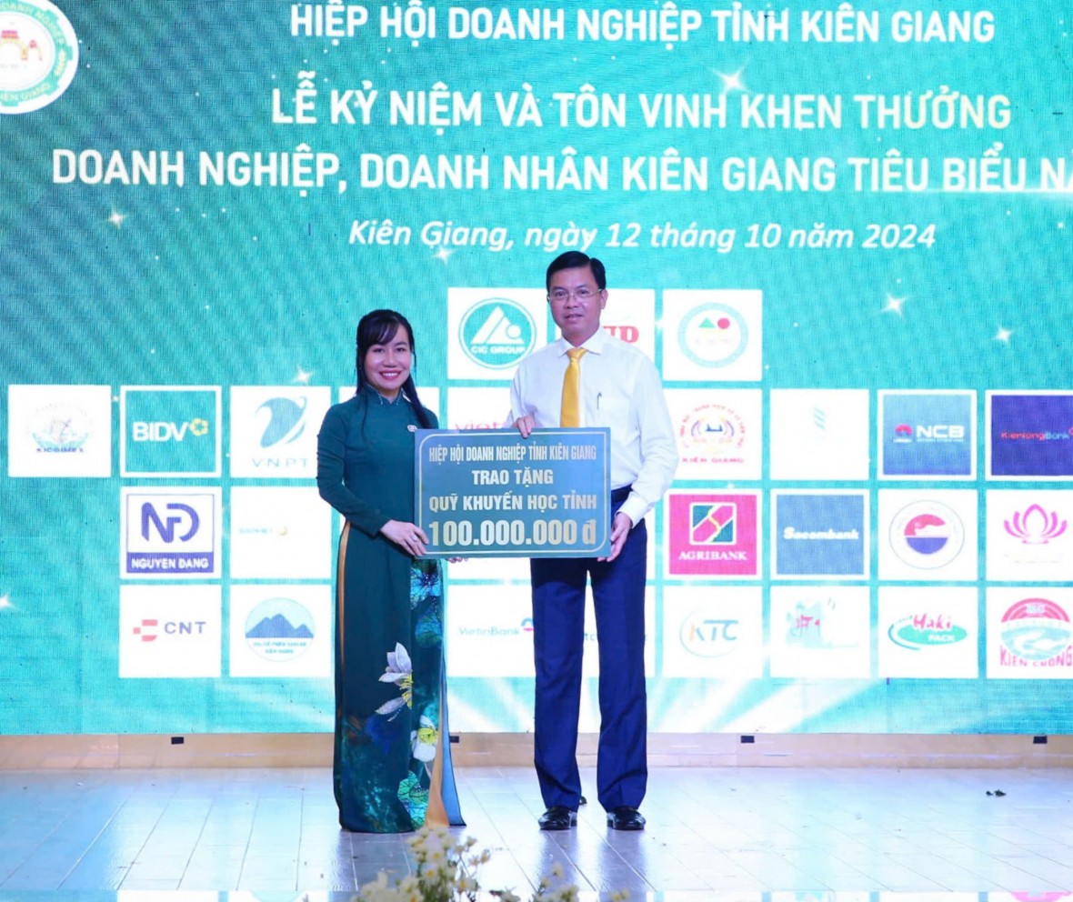 2.	Bà Phạm Thị Như Phượng- Chủ tịch Hiệp hội Doanh nghiệp tỉnh Kiên Giang trao bảng tượng trưng ủng hộ Quỹ Khuyến học cho Phó Chủ tịch   UBND tỉnh Kiên Giang Nguyễn Lưu Trung.