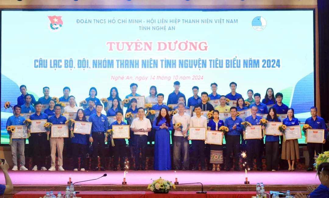 Khen thưởng cho các câu lạc bộ, đội nhóm thanh niên tiêu biểu tỉnh Nghệ An năm 2024.