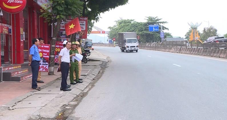 Lực lượng chức năng kiểm tra tại thực địa để có phương án xử lý. (Ảnh: Công an Thanh Hoá)