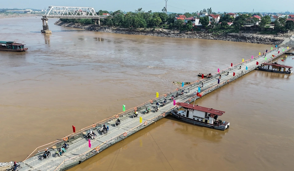 "Cắt" khẩn cấp, tạm dừng hoạt động cầu phao Phong Châu