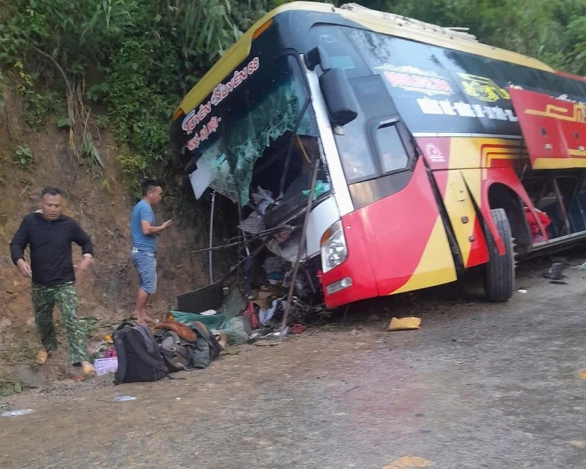 Điện Biên: Xe khách mất lái đâm vào taluy dương, 1 người tử vong, 17 người nhập viện Điện Biên: Xe khách mất lái đâm vào taluy dương, 1 người tử vong, 17 người nhập viện