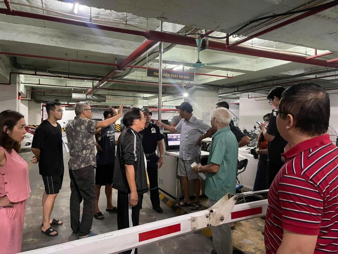 Người dân bức xúc vì nhiều lần bị chặn xe ô tô (ảnh người dân cung cấp). Chung cư Hà Đô