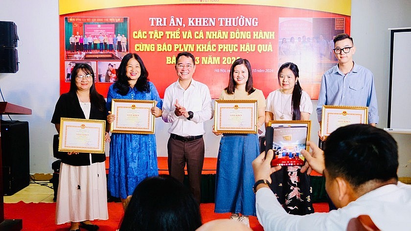 Báo Pháp luật Việt Nam tri ân, khen thưởng cá nhân, doanh nghiệp chung sức hỗ trợ đồng bào thiệt hại do bão lũ