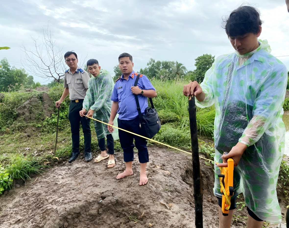 Cục THADS tỉnh Bạc Liêu phối hợp Sở Tài nguyên và Môi trường tỉnh trong việc đo đạc, cắm mốc xác định vị trí, diện tích đất.