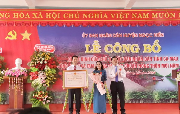 Ông Lê Minh Ý - Uỷ viên Ban thường vụ Tỉnh uỷ, Chủ nhiệm Uỷ ban Kiểm tra Tỉnh uỷ Cà Mau, trao Bằng công nhận xã Tam Giang Tây đạt chuẩn nông thôn mới năm 2023.