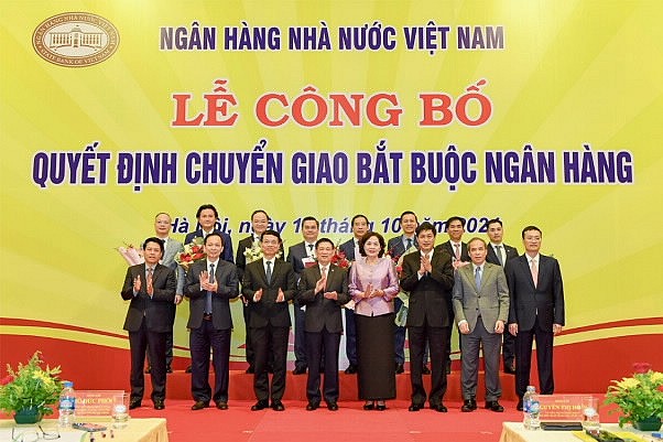 Phó Thủ tướng Hồ Đức Phớc cùng Ban Lãnh đạo NHNN và các đại biểu chụp ảnh lưu niệm