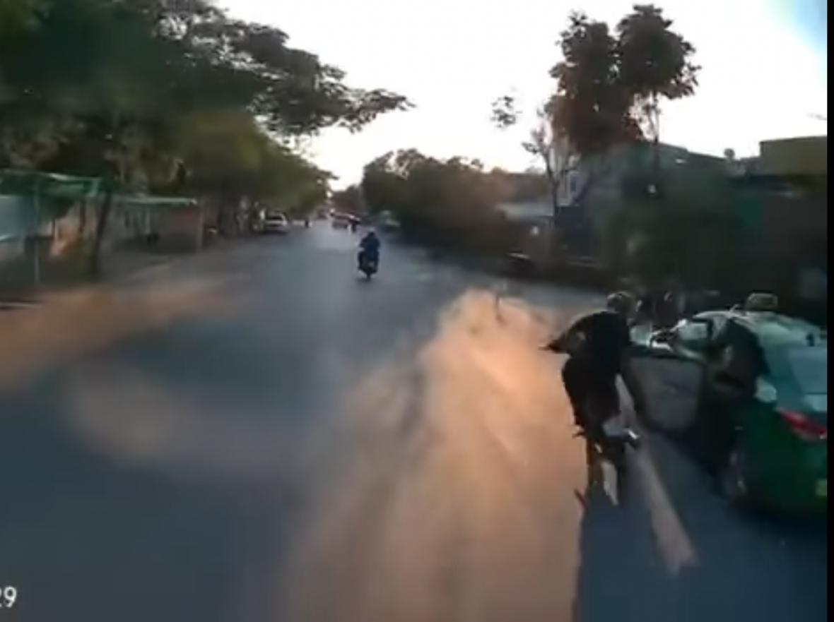 Xe taxi mở cửa bất cẩn khiến nạn nhân ngã ra đường bị xe buýt tông trúng tử vong