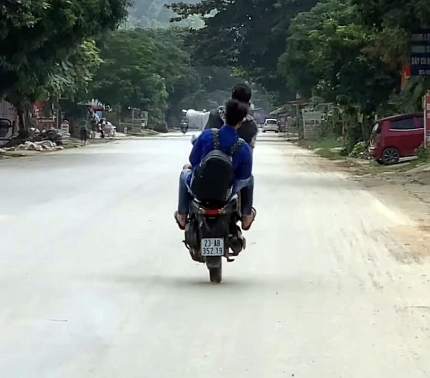 Hà Giang: Xử lý nhóm thanh niên không đội mũ bảo hiểm, bốc đầu trên quốc lộ 2