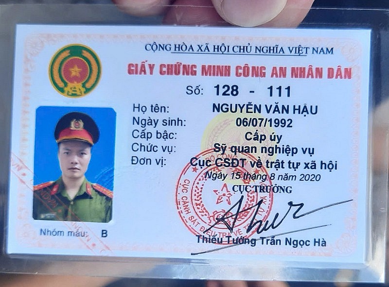 Giấy chứng minh công an nhân dân giả mang tên Nguyễn Văn Hậu