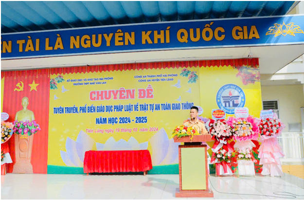 Trung uý Nguyễn Văn Hiếu, đội cảnh sát giao thông huyện Tiên Lãng phổ biến các quy định pháp luật về tham gia giao thông. Ảnh Đằng Giang