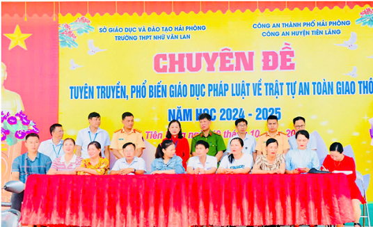 Đại diện các chi hội phụ huynh trong trường ký cam kết. Ảnh Đằng Giang