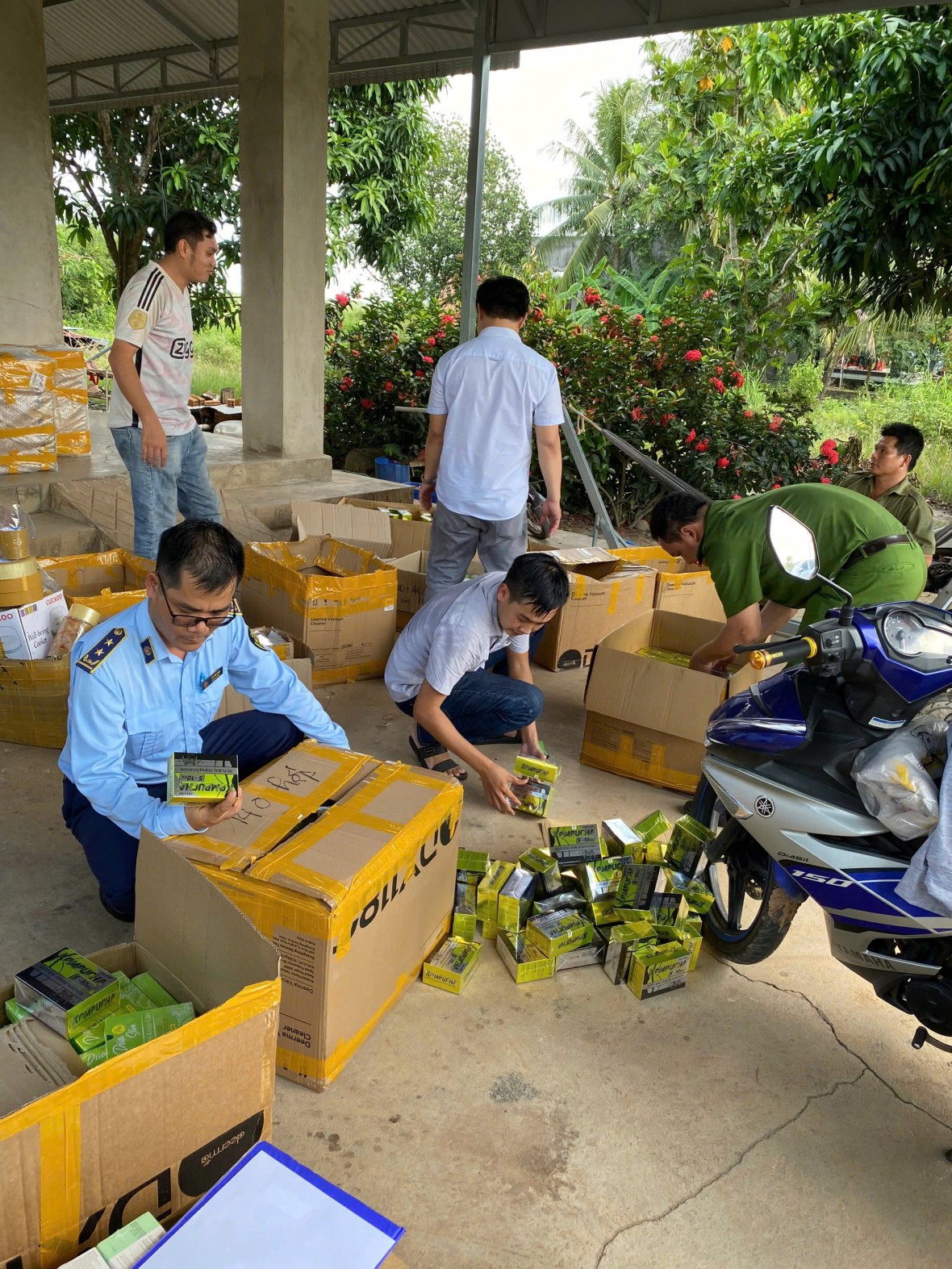 Tây Ninh: Triệt phá 2 điểm kinh doanh hàng hóa trôi nổi, thu giữ trên 3,6 nghìn sản phẩm