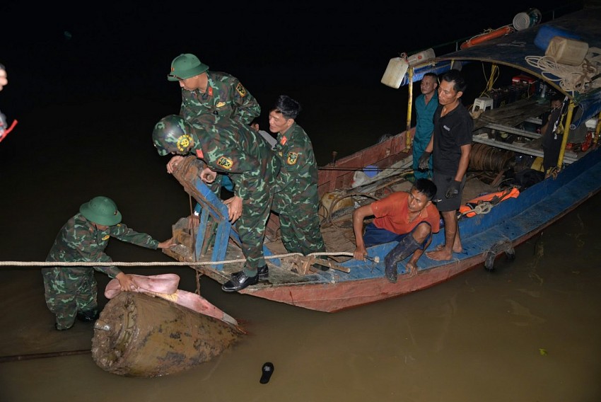 Lực lượng công binh của Bộ Tư lệnh Thủ đô Hà Nội trục vớt thành công quả bom. 