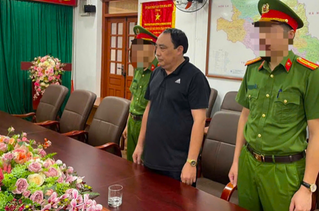 Ông Phạm Hồng Tuyên , Phó Chi cục trưởng Chi cục Thuế khu vực Lạc Sơn - Yên Thủy bị khởi tố về tội Thiếu trách nhiệm gây hậu quả nghiêm trọng quy định tại Điều 360 Bộ luật Hình sự. Ảnh: Công an tỉnh Hòa Bình.