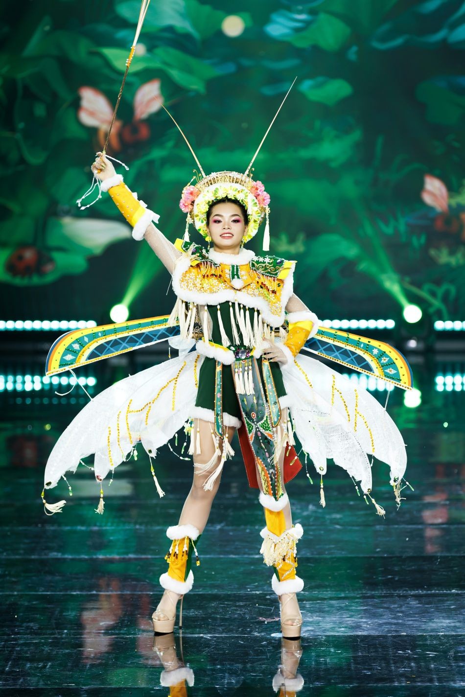 Truyện dân gian, ký ức tuổi thơ trên hoạ tiết áo dài trình diễn tại Hoa hậu Quốc gia Việt Nam