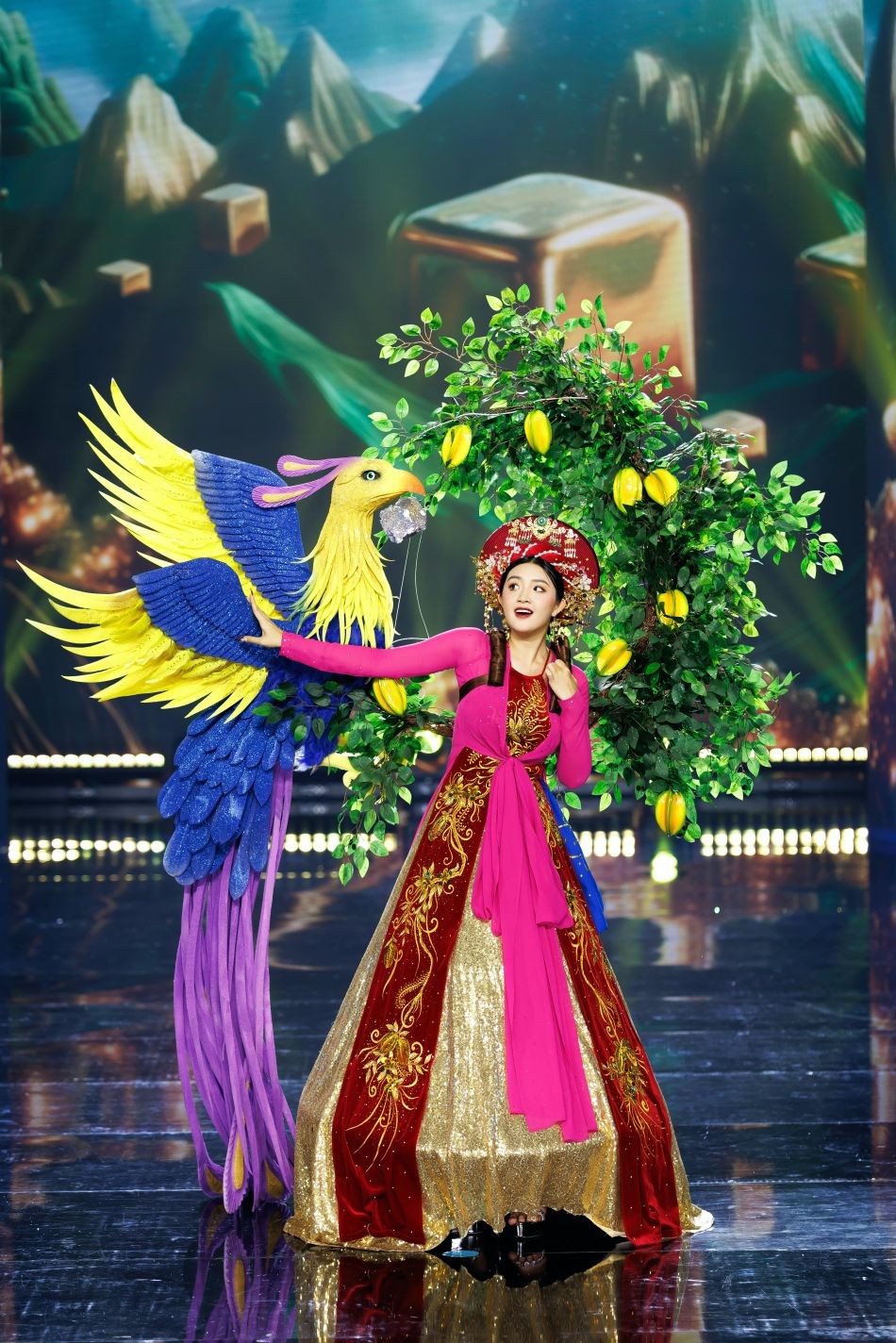 Truyện dân gian, ký ức tuổi thơ trên hoạ tiết áo dài trình diễn tại Hoa hậu Quốc gia Việt Nam