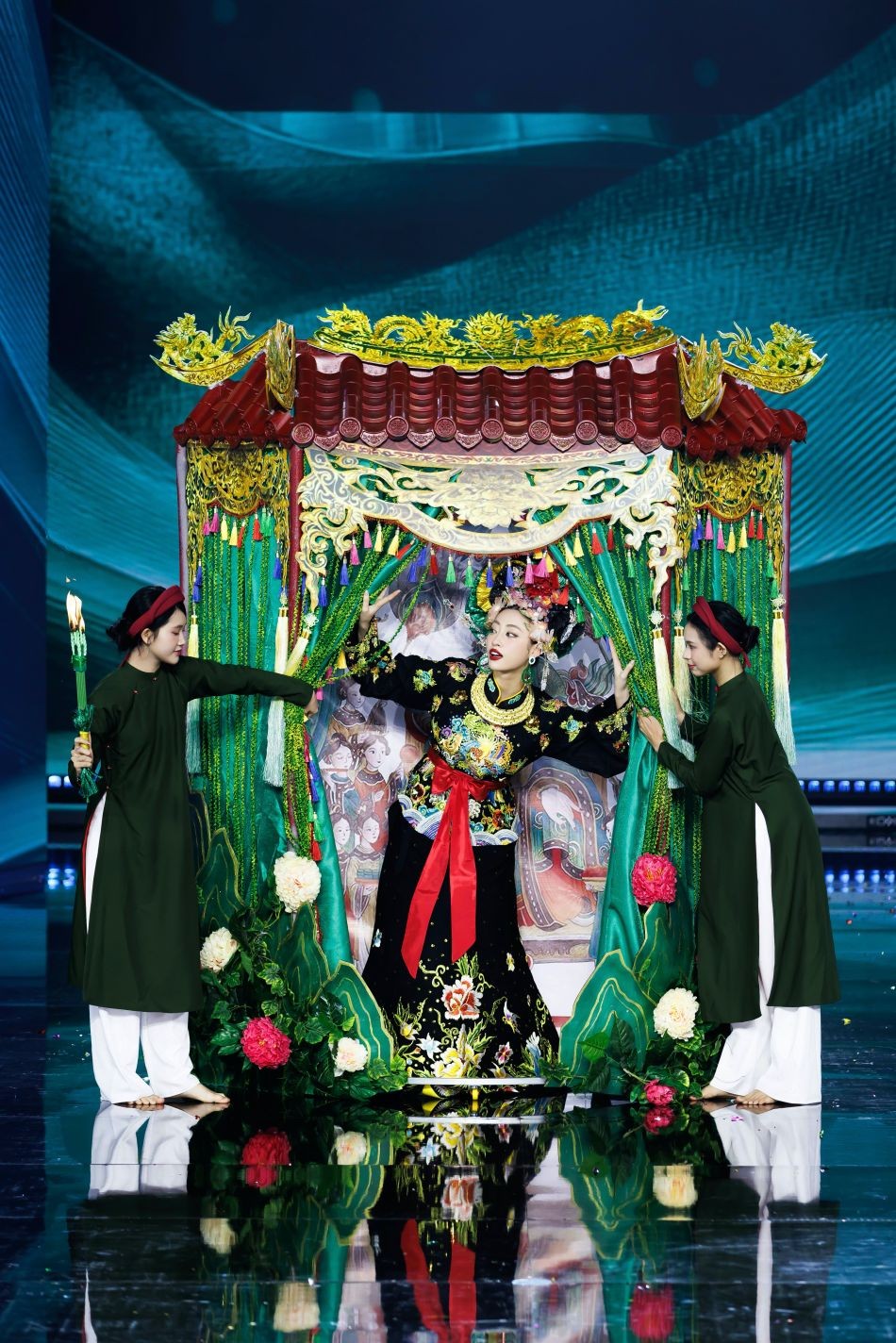 Truyện dân gian, ký ức tuổi thơ trên hoạ tiết áo dài trình diễn tại Hoa hậu Quốc gia Việt Nam