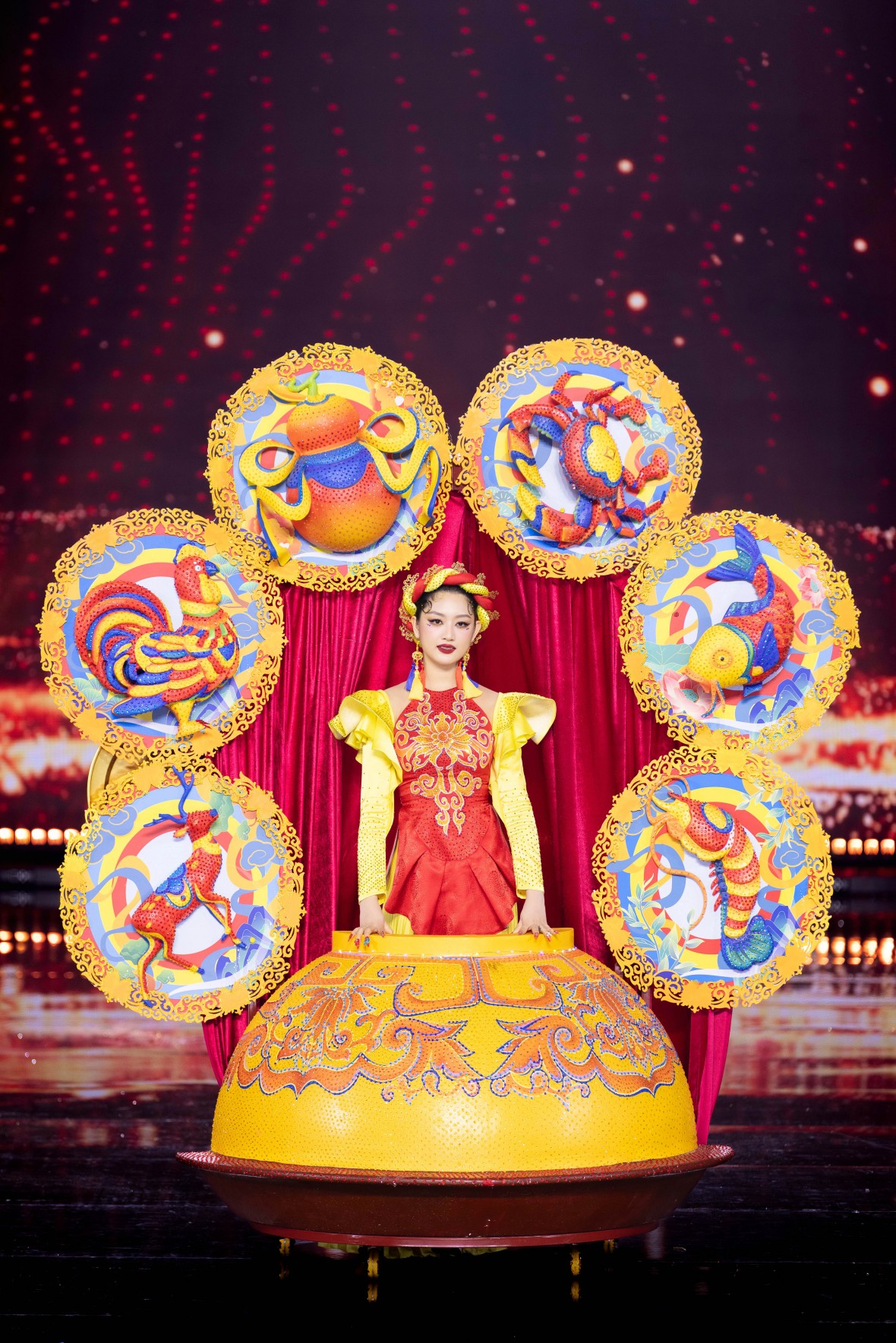 Truyện dân gian, ký ức tuổi thơ trên hoạ tiết áo dài trình diễn tại Hoa hậu Quốc gia Việt Nam