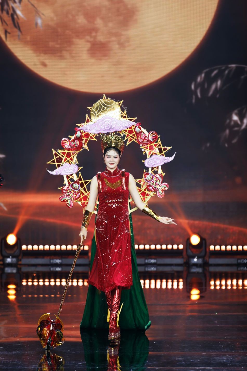 Truyện dân gian, ký ức tuổi thơ trên hoạ tiết áo dài trình diễn tại Hoa hậu Quốc gia Việt Nam