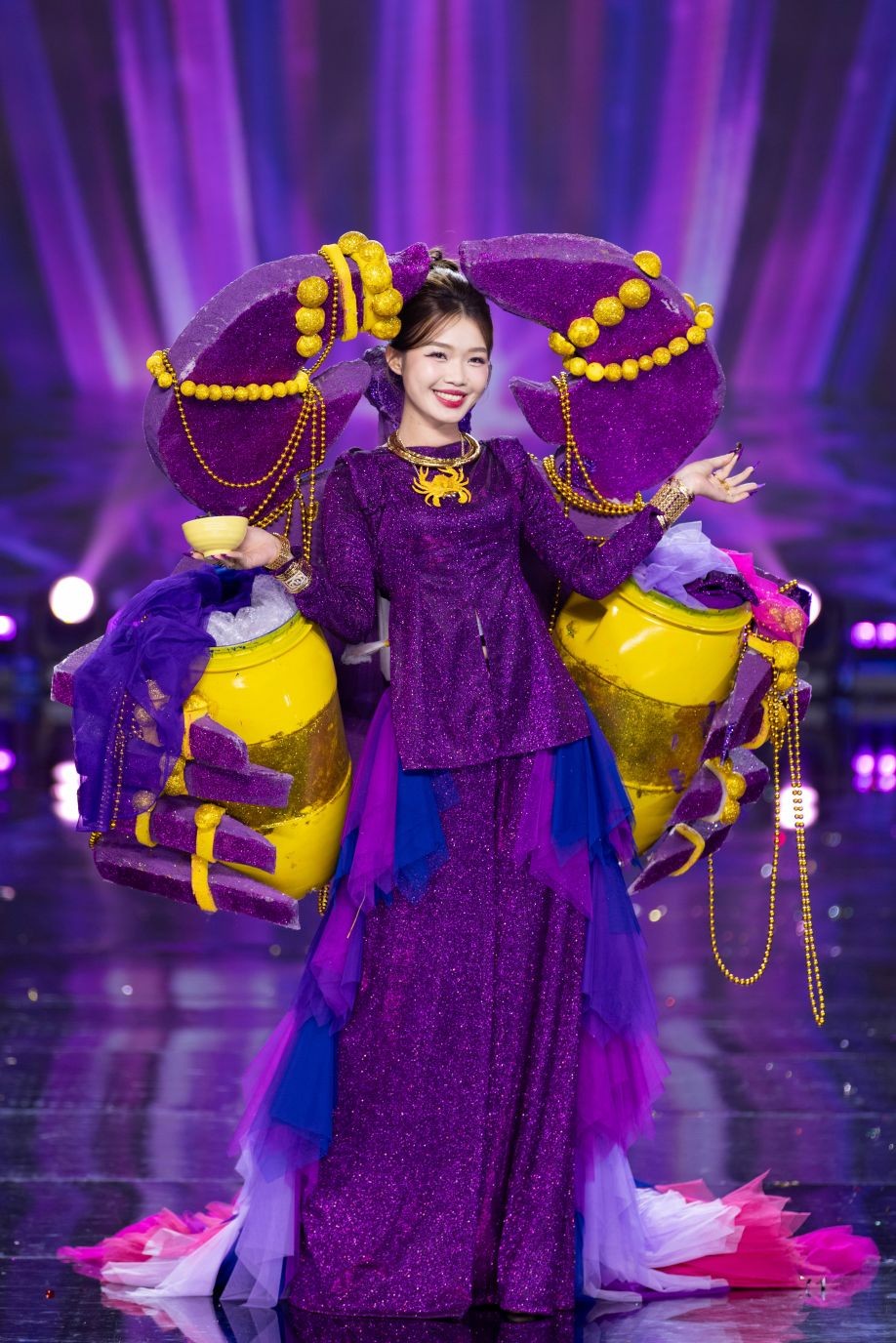 Truyện dân gian, ký ức tuổi thơ trên hoạ tiết áo dài trình diễn tại Hoa hậu Quốc gia Việt Nam