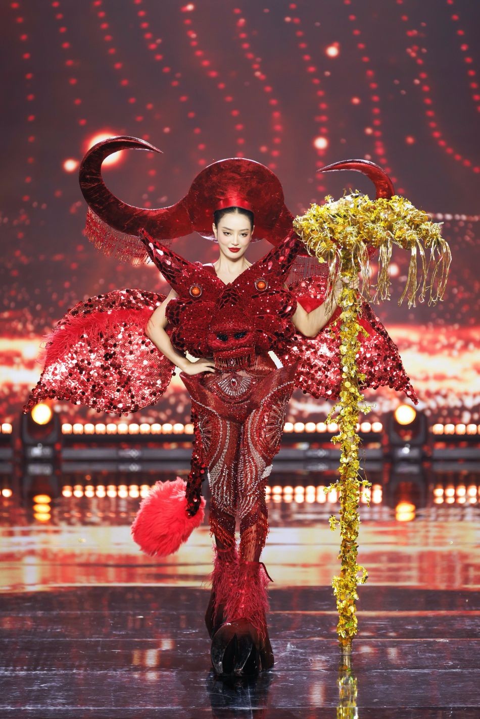 Truyện dân gian, ký ức tuổi thơ trên hoạ tiết áo dài trình diễn tại Hoa hậu Quốc gia Việt Nam