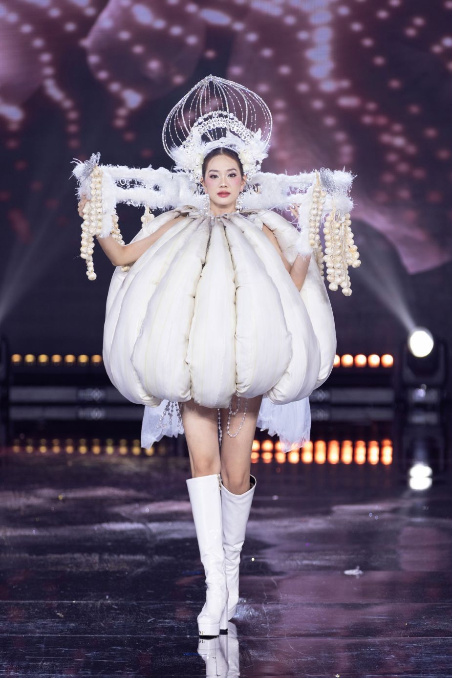 Truyện dân gian, ký ức tuổi thơ trên hoạ tiết áo dài trình diễn tại Hoa hậu Quốc gia Việt Nam