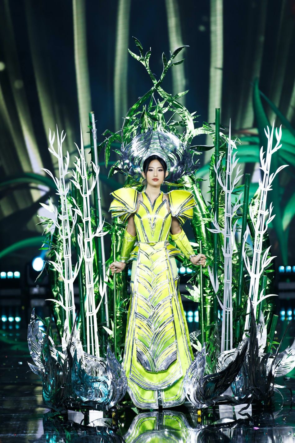 Truyện dân gian, ký ức tuổi thơ trên hoạ tiết áo dài trình diễn tại Hoa hậu Quốc gia Việt Nam