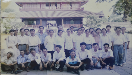 Cán bộ, giáo viên nhà trường thăm quan Đại Nội Huế năm 1998.