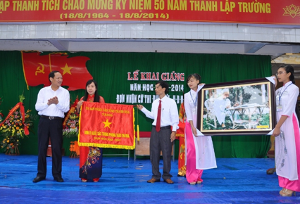 Đồng chí Trần Quang Đảng – UV Ban Thường vụ, Chủ nhiệm UBKT Tỉnh ủy trao Cờ thi đua đơn vị dẫn đầu khối THPT, năm học 2012 – 2013.