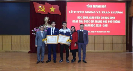 Thầy giáo Phạm Hùng Bích (hiện tại là Hiệu trưởng Nhà trường), thầy giáo Nguyễn Văn Dũng - Giáo viên Vật lý, học sinh Đinh Thế An - đạt giải 3 môn Vật lý Quốc gia, cô giáo Bùi Thị Thanh, thầy giáo Nguyễn Mạnh Tuấn - Phó HT tại buổi Tuyên dương và trao thư