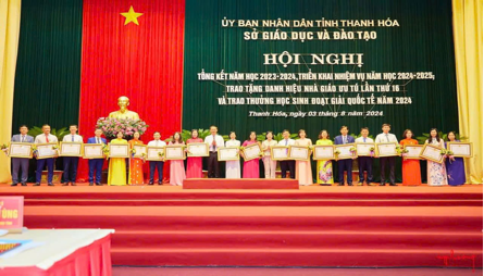 Thầy Lê Ngọc Luyến (thứ 2 từ trái sang) nhận danh hiệu Nhà giáo ưu tú năm 2024.