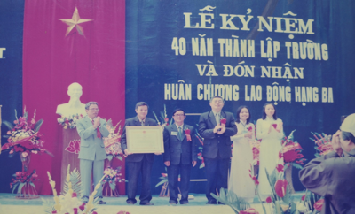 Đồng chí Vương Văn Việt - Tỉnh ủy viên, Phó Chủ tịch UBND Tỉnh trao Huân chương Lao động hạng Ba cho nhà trường.