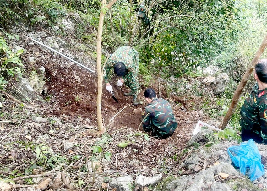 Đội Tìm kiếm và Quy tập hài cốt liệt sỹ tỉnh Hà Giang tìm kiếm tại cao điểm 211. (Ảnh: Báo Hà Giang)